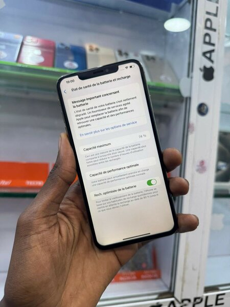 iPhone Xs Max 64go quasi neuf juste selfie ne passe pas.