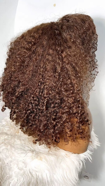 Perruque synthétique marron bouclée