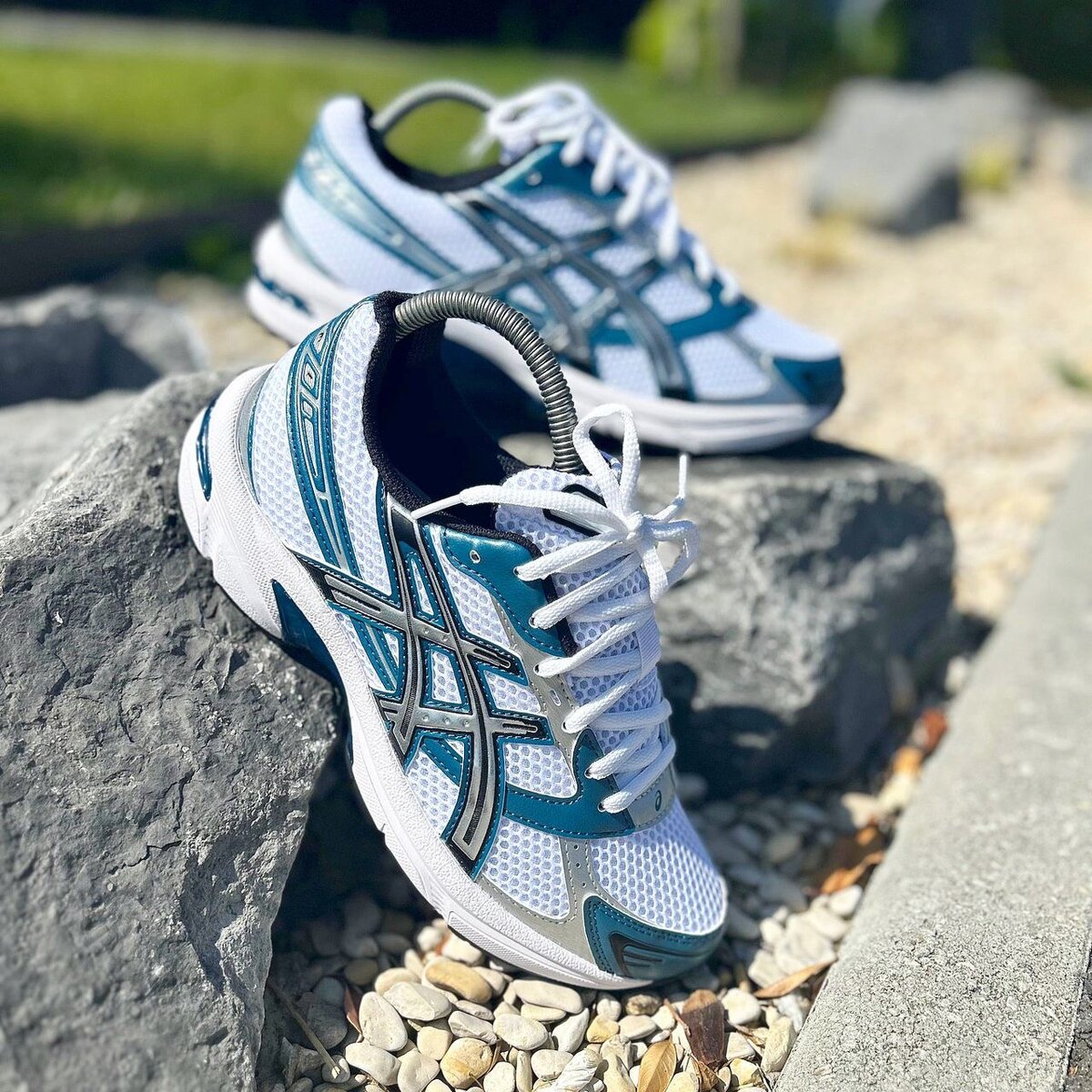 Chaussures de sport Asics blanches et bleues