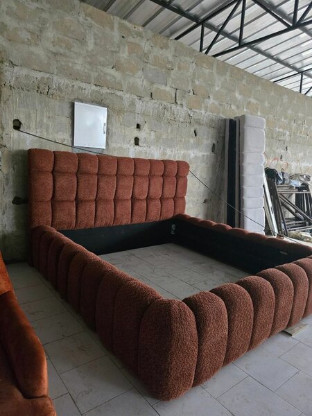 Lit capitonné en tissu marron