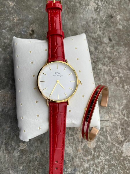 Montre Élégante Cuir Rouge
