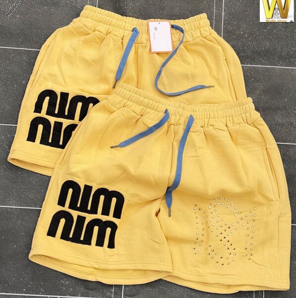 Shorts homme jaune avec logo noir