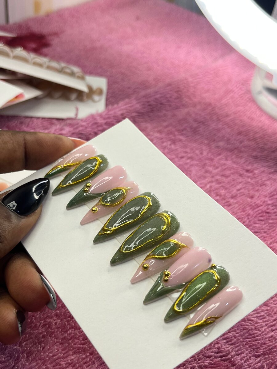 Faux ongles stiletto décorés