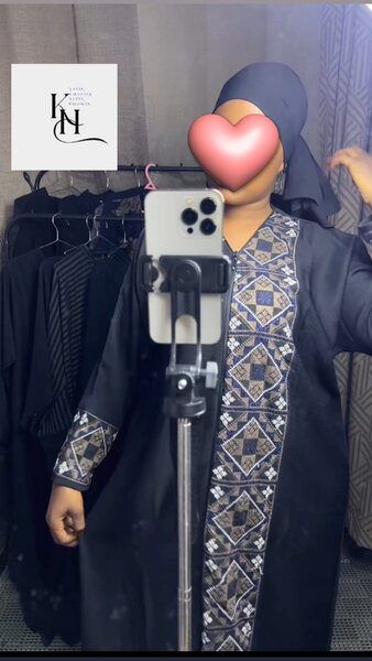 Abaya noire avec motifs en broderie