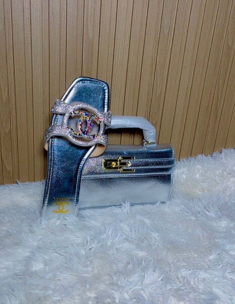 Sac à main argenté élégant