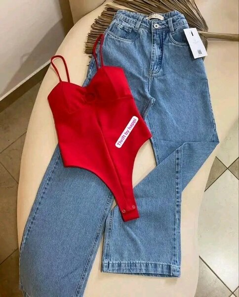 Body femme rouge élégant