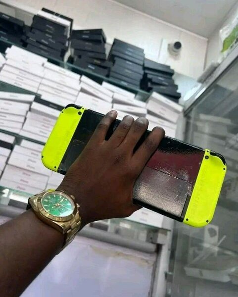 Nintendo Switch jaune avec accessoires