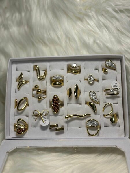 Lot de bagues dorées élégantes