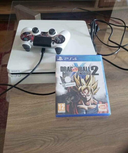 Console PS4 blanche avec manette