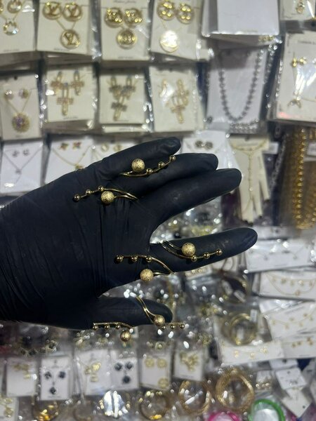 Bagues dorées avec perles