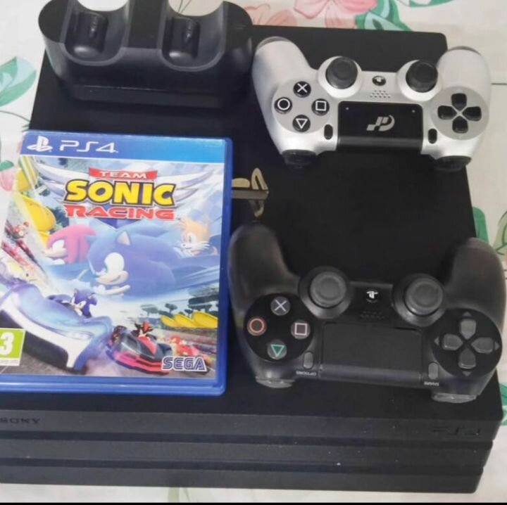 Console PS4 avec manettes et jeu Sonic Racing