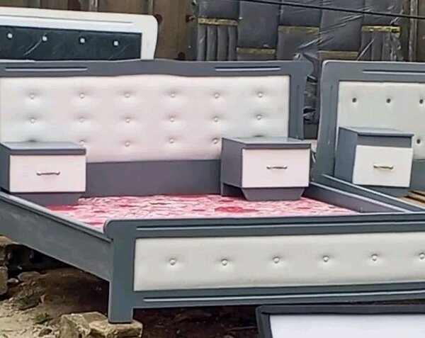 Lit double moderne avec tables