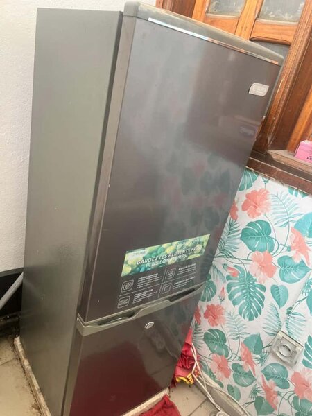 Réfrigérateur moderne argenté