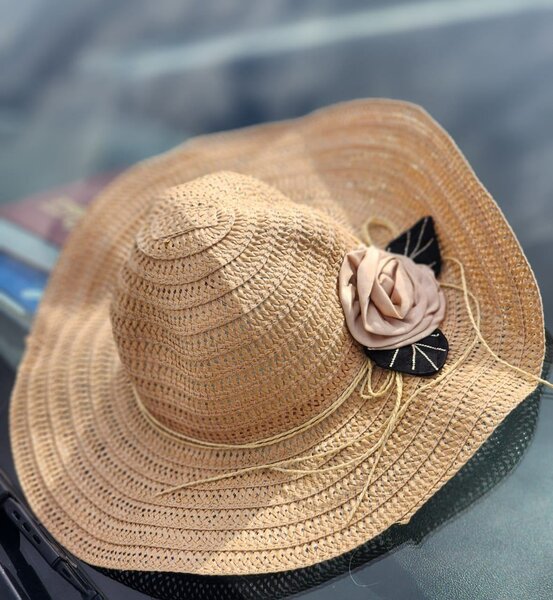 Chapeaux de paille avec fleurs
