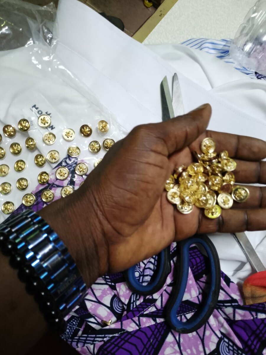 Boutons dorés en métal