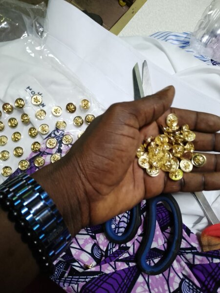 Boutons dorés en métal