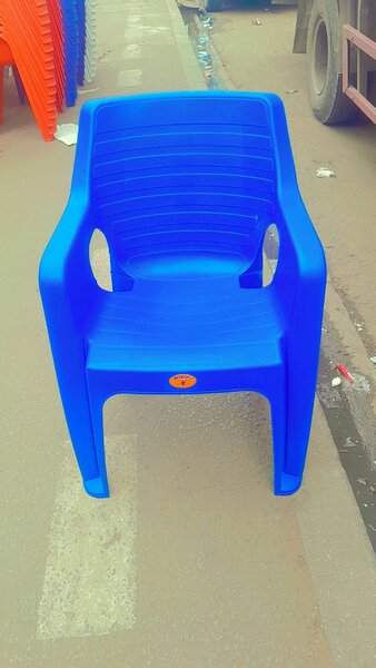 Chaises en plastique empilables