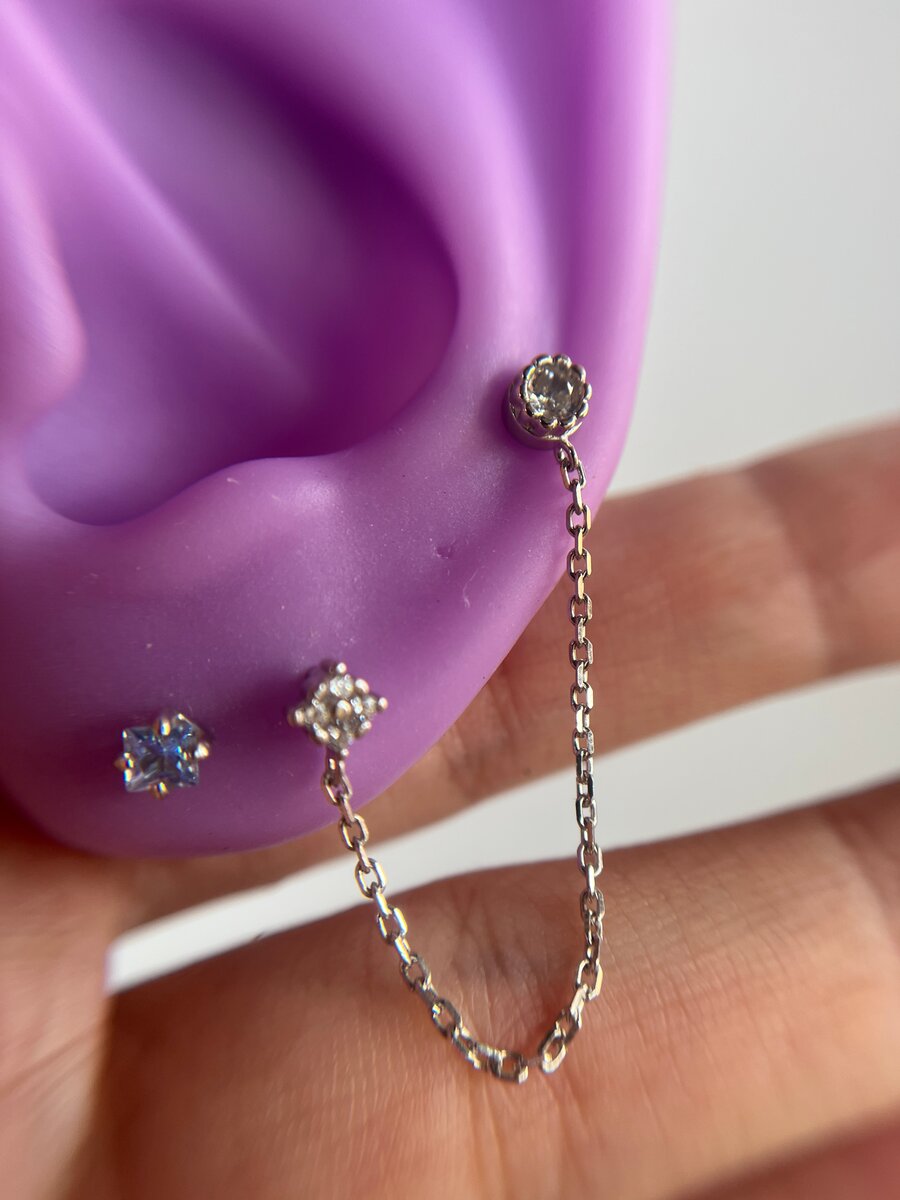 Boucle de piercing avec chaîne