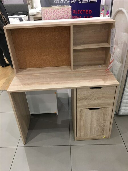 Bureau de travail en bois avec étagère