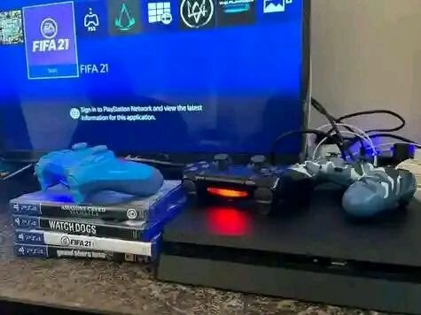 PlayStation 4 Slim 500Go avec manettes et jeux