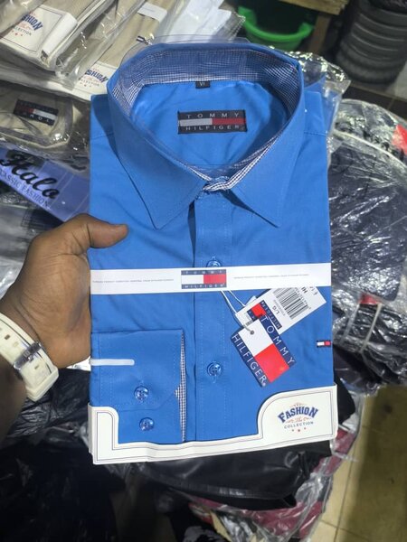 Chemise bleue élégante homme