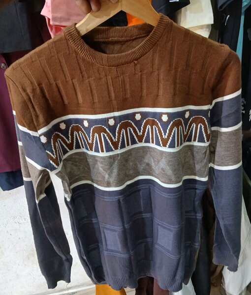 Pull en laine marron motif