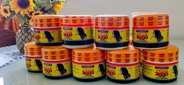 Parfum et pommade de cheveux