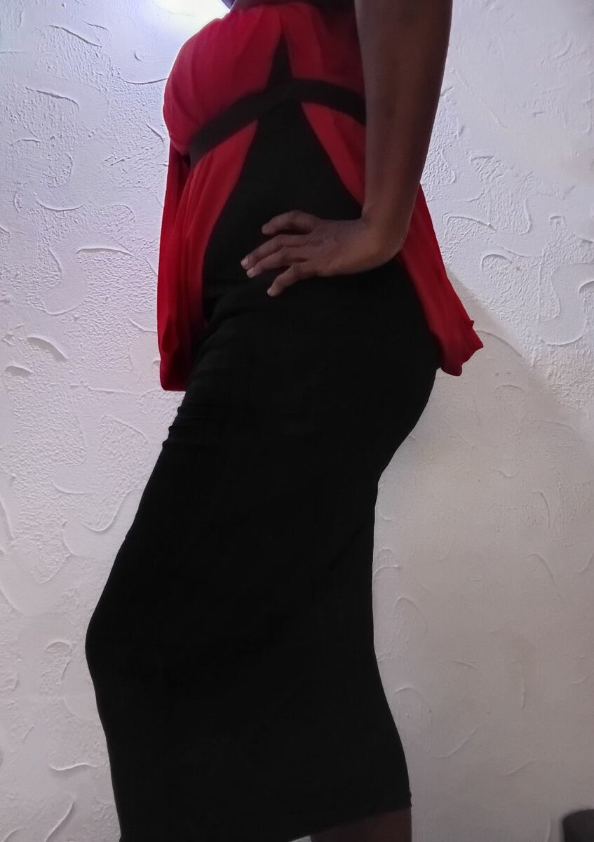 Robe élégante rouge et noire