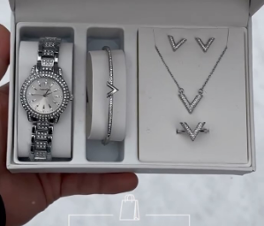 Комплект с наручными часами для женщин