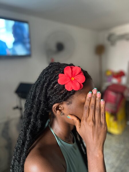 Barrette fleur rouge élégante