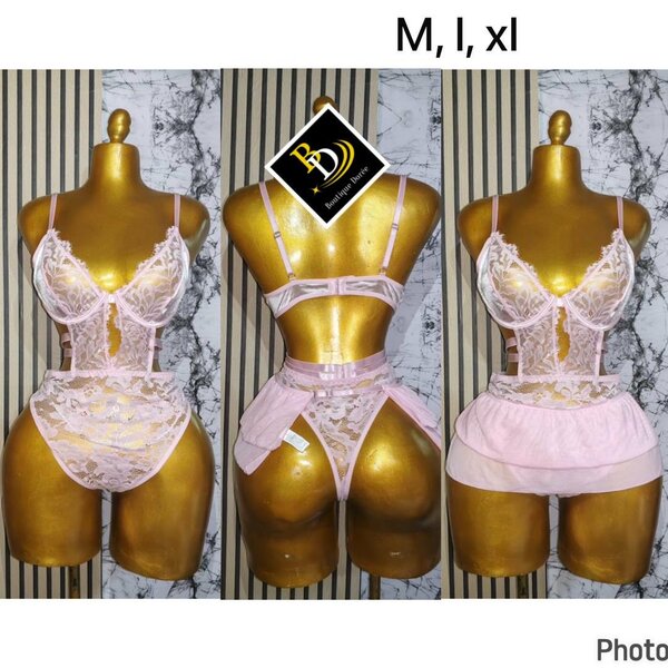 Ensemble lingerie dentelle rose
