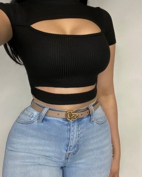 Top court découpé noir élégant