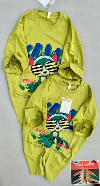 T-shirt vert avec imprimé