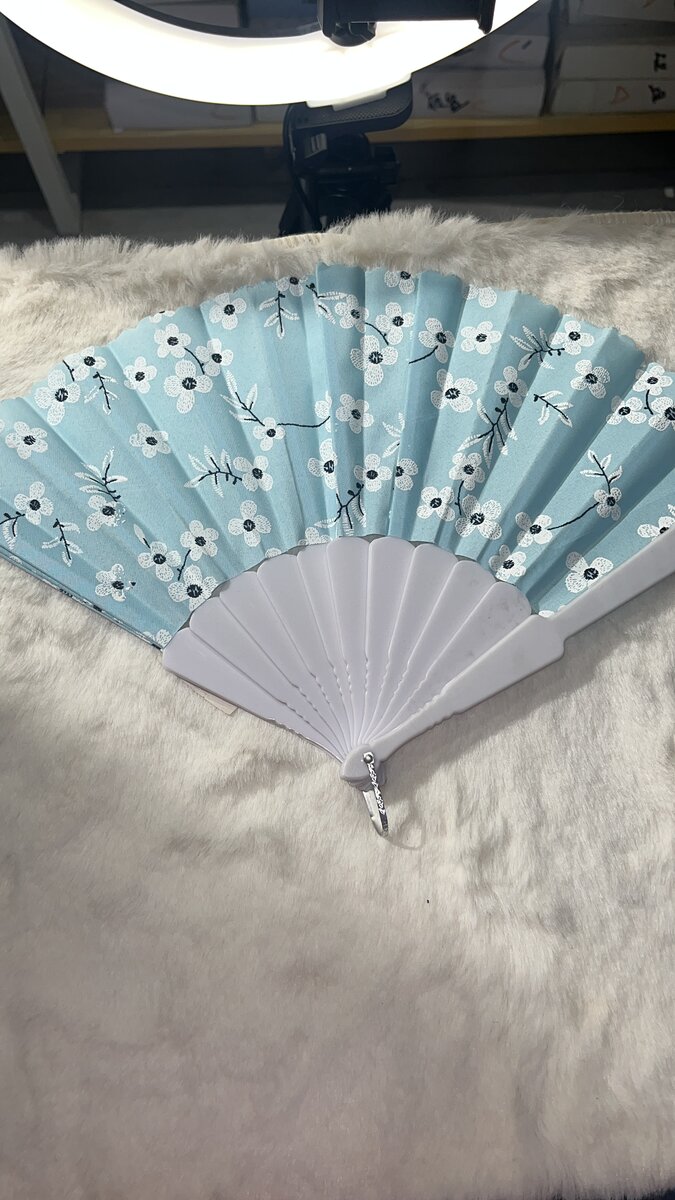 Éventail Pliant Floral Élégant