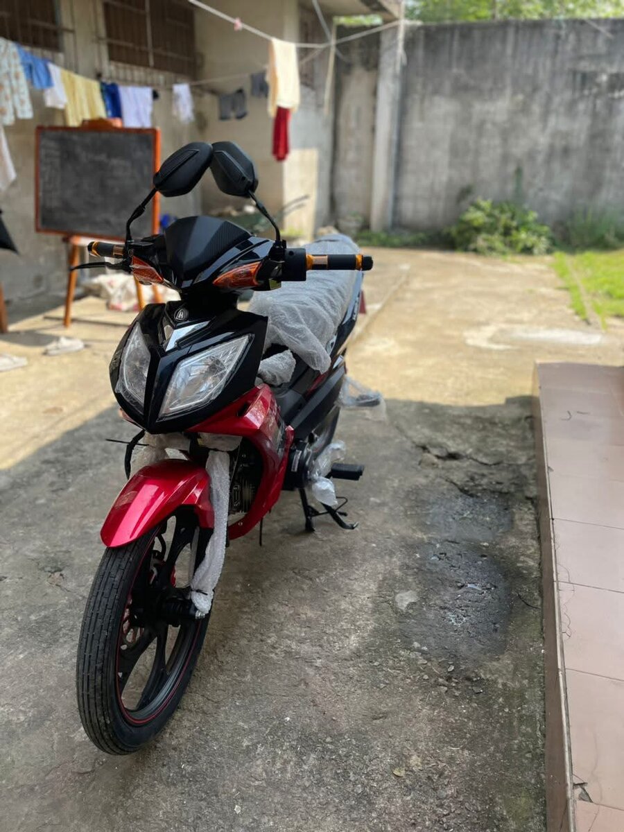 Moto rouge Yamaha pour la vente