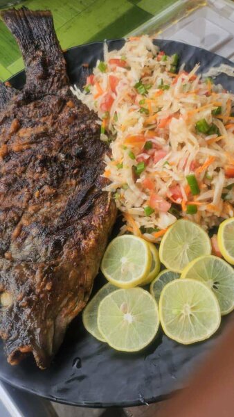 Poisson Grillé avec Riz et Légumes