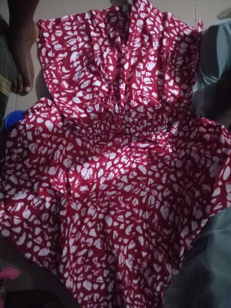 Robe estivale rouge à motifs