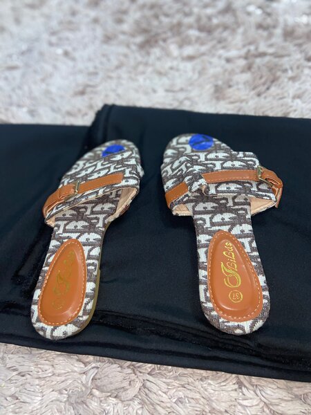 Sandales à strass et la jupe