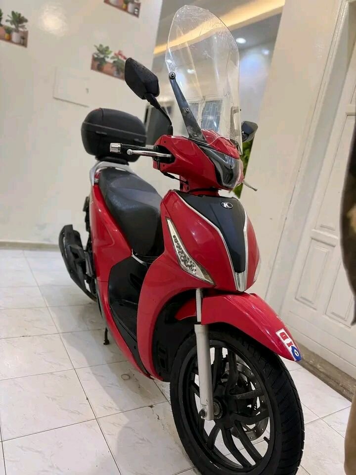 Scooter rouge avec coffre