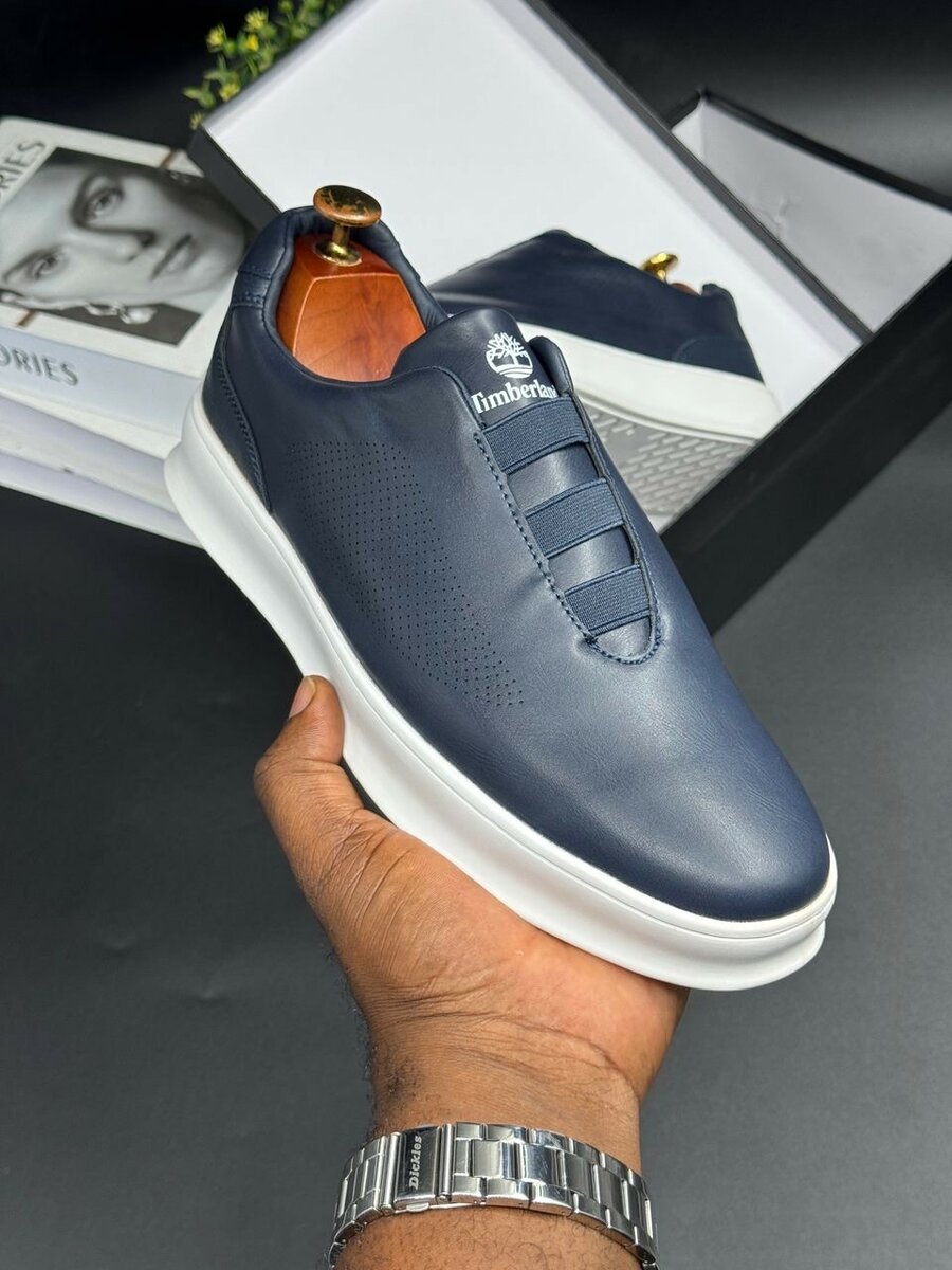 TIMBERLAND NAVY AND WHITE