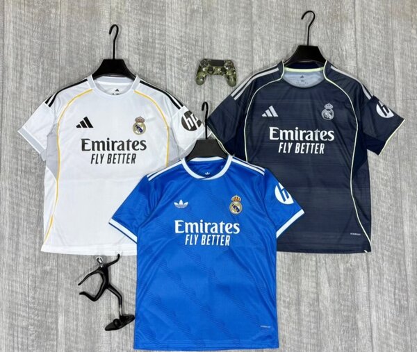 Maillots de football Real Madrid et Barcelone