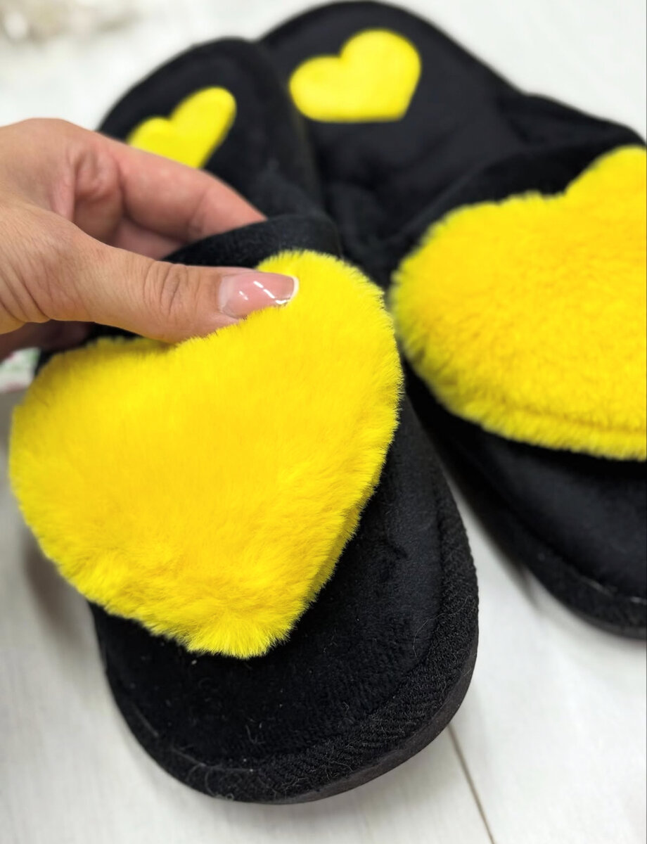 Chaussons noirs coeurs jaunes