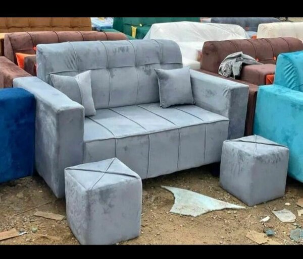 Canapé gris en velours avec ottomans