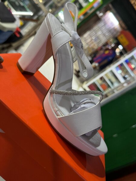 Sandales blanches à talons hauts