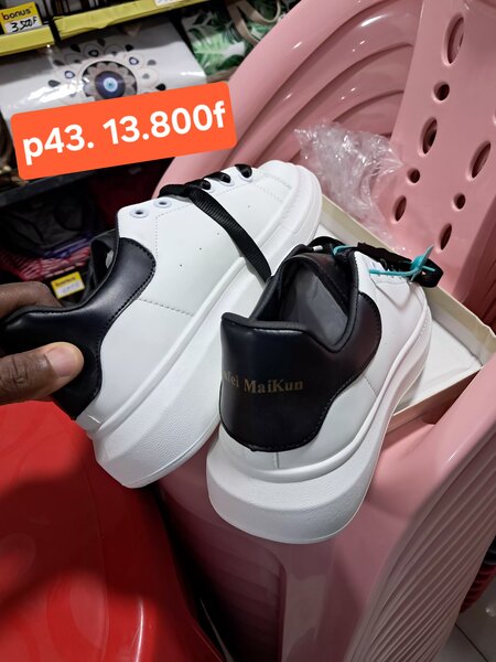 Chaussures de sport blanches et noires pour homme