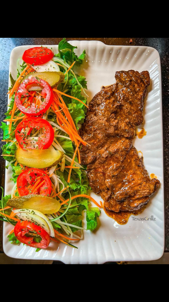 Steak grillé avec salade fraîche
