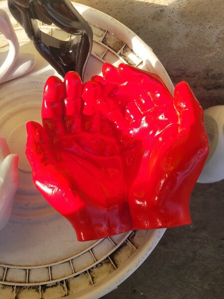 Coupe décorative en forme de mains rouges