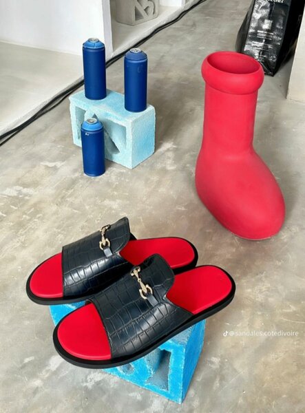 Mules en cuir noir et rouge