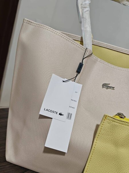 Sac cabas Lacoste en cuir beige avec pochette jaune