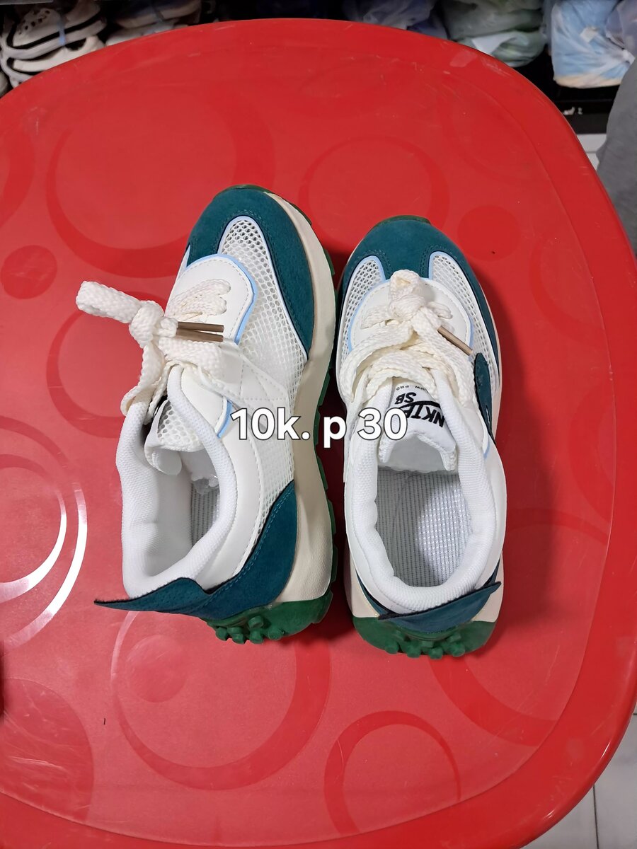 Chaussures de sport NIKE blanches et vertes